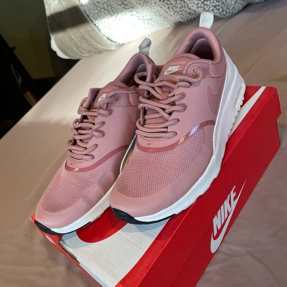 Women’s Nike Air Max Thea - Picture 1 of 4